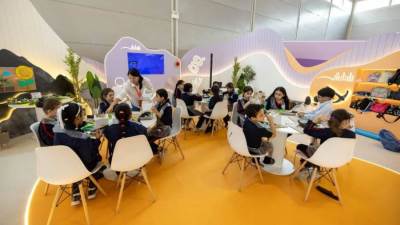 ورش إبداعية تدمج بين التعليم والفن في معرض الشارقة الدولي للكتاب