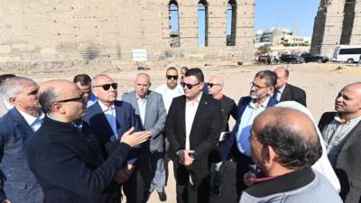 وزير الإسكان ومحافظ القاهرة يتفقدان موقف تنفيذ مشروع تطوير "منطقة سور مجري العيون" 