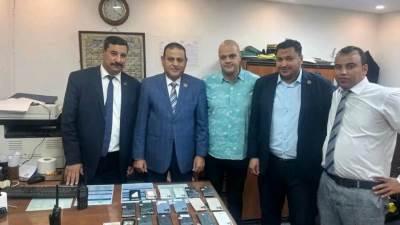 الأمن الجمركى بمطار القاهرة يضبط محاولة موظف بمطار القاهرة تهريب عدد من الهواتف المحمولة 