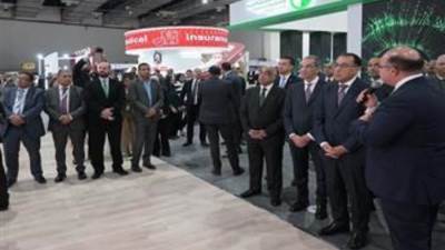 رئيس الوزراء يتفقد جناح وزارة التعليم العالى والبحث العلمى