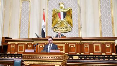 وزير الإسكان يستعرض جهود الوزارة للارتقاء بمستوى خدمات مياه الشرب والصرف الصحى على مستوى الجمهورية