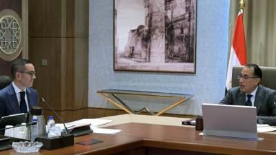 مدبولي: عرض جهود صندوق مصر السيادى لجذب مزيد من الاستثمارات.. واستعراض أهداف ورؤية الوزارة من أجل تنظيم سوق السيارات