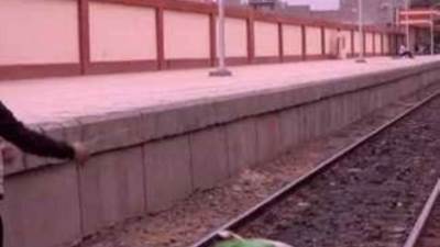 النقل تناشد المواطنين المشاركة فى التوعية بمخاطر إلقاء القمامة على السكة الحديد