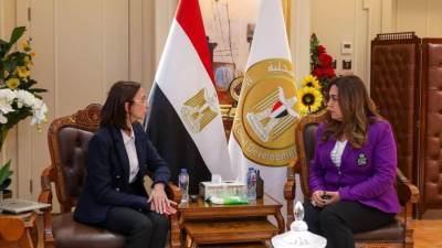 وزيرة التنمية المحلية تتابع مع محافظ البحيرة جهود توفير السلع الغذائية بأسعار مخفضة