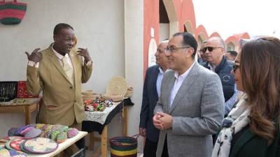 رئيس الوزراء يتفقد القرية التراثية بالخارجة .. ومعرض "أيادي مصر"