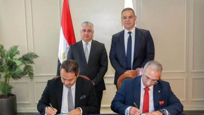 اقتصادية قناة السويس توقع عقد انتفاع بالأرض لتنمية وتطوير 3.3 كم2 مع المطور الصناعي "أوراسكوم للمناطق الصناعية"