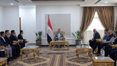 رئيس الوزراء يلتقي وفدا من مؤسسة رجال الأعمال المصريين الصينيين