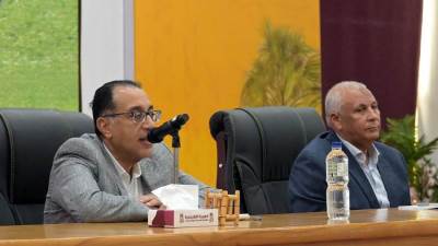 رئيس الوزراء يعقد لقاء جماهيريا مع نواب البرلمان والعمداء والمشايخ بالمحافظة