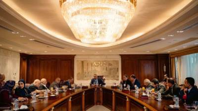 خالد عباس يلتقي وفداً من اتحاد الصحفيين العرب بالعاصمة الإدارية الجديدة