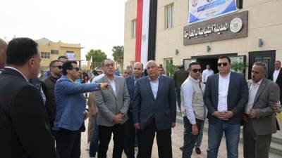 رئيس الوزراء يتفقد المدينة الشبابية بالخارجة