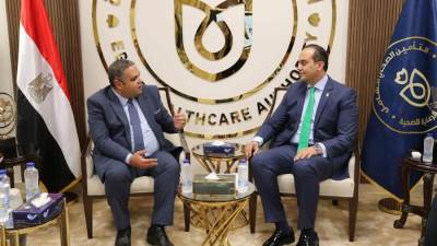 رئيس هيئة الرعاية الصحية يلتقي المدير العام والعضو المنتدب لشركة ميرك ـ مصر ويبحثا أوجه الشراكة بين الجانبين