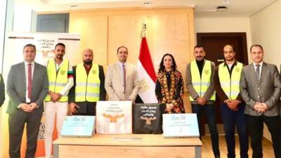 المتعافون من الإدمان بمركز العزيمة مطروح يهدون الدكتورة مايا مرسى وزيرة التضامن الاجتماعى ورئيس مجلس إدارة صندوق مكافحة الإدمان باكورة إنتاجهم من زيت الزيتون