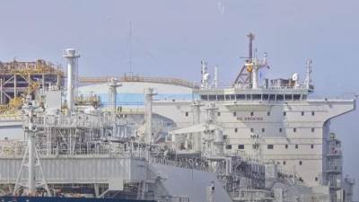 وزارة البترول تنفي تعطل سفينة إعادة التغويز بالعين السخنة