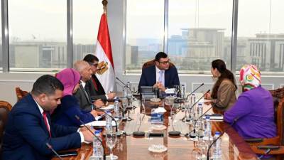 وزير الإسكان يلتقي مسئولى مجموعة "النساجون الشرقيون" الصناعية لمناقشة سبل التعاون وتذليل أي تحديات