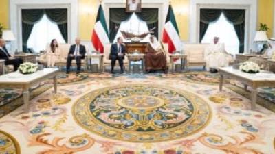 وزير الخارجية يلتقى ولى عهد الكويت وينقل رسالة شفهية من رئيس الجمهورية