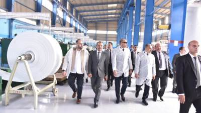 وزير العمل يختتم جولته في "العاشر من رمضان" بزيارة مصنعي الأمل الشريف وحكيم مصر باكو للبلاستيك