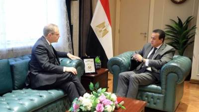 وزير الصحة يستقبل السفير الإنجليزي لدى القاهرة لبحث سبل التعاون بين البلدين