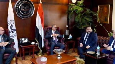 الهيئة العامة للاستثمار والمناطق الحرة وشركة هينفرا البولندية تبحثان إنشاء مشروع لإنتاج الأمونيا الخضراء