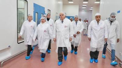 رئيس هيئة الدواء المصرية يصطحب وزيرة خارجية بوليفيا في جولة تفقدية لمدينة الدواء المصرية