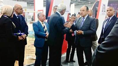 وزير قطاع الأعمال العام يتفقد جناح الشركات التابعة في المعرض الدولي الثالث للصناعة