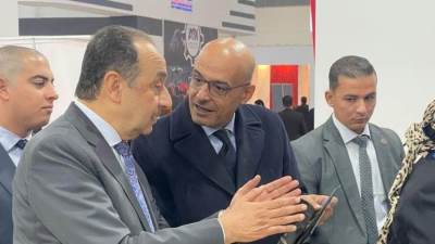 وزير قطاع الأعمال يتفقد جناح الشركات التابعة في المعرض الدولي الثالث للصناعة