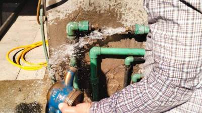 حملات على وصلات المياه الخلسة وتحصيل المديونيات بمدينتي النوبارية والصالحية الجديتين