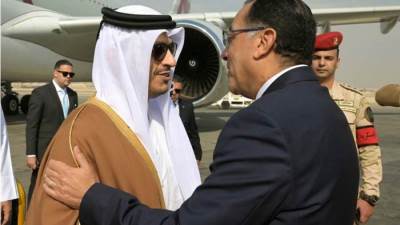 رئيس الوزراء يستقبل نظيره القطرى بمطار القاهرة الدولى