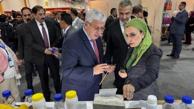 الوزير يتفقد أجنحة المراكز البحثية في الملتقى ويشيد بالابتكارات التي تدعم الصناعة الوطنية