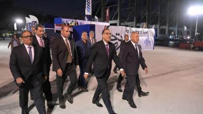 رئيس الوزراء يتفقد الأوناش العملاقة بمحطة حاويات "تحيا مصر 1" بميناء دمياط