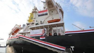 رئيس الوزراء يشهد رفع العلم المصري على السفينة "وادي العريش" بميناء دمياط