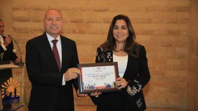 وزيرة التنمية المحلية ومحافظ القاهرة يكرمان فرق العمل المشاركة في تنظيم المنتدي الحضري العالمي