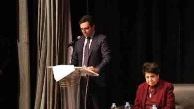 وزير الثقافة ورئيس النقابة العامة لاتحاد كتاب مصر يُسلمان جائزة  "طه حسين الدولية للفكر" للمفكر الأمريكي "بيتر جران" وأستاذ فلسفة العلوم يمنى الخولي