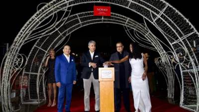 وزير السياحة ومحافظ جنوب سيناء يطلقان مهرجان الإضاءة السنوي بميدان سوهو سكوير