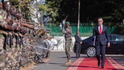سفير مصر بباماكو يقدم أوراق اعتماده لرئيس السلطة الانتقالية في جمهورية مالي