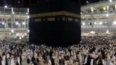 الفائزون بحج القرعة يتوافدون على البنوك والبريد لسداد الرسوم