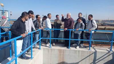 طلاب الهندسة بالمعهد التكنولوجي وإحدى المدارس بالعاشر من رمضان يزورون محطات مياه الشرب بالمدينة 