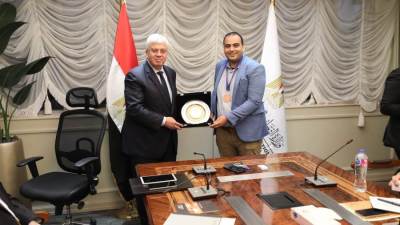 وزير التعليم العالي يكرم المهندس مصطفى السيد لحصوله على الميدالية البرونزية في المعرض الدولي للاختراعات بكوريا الجنوبية
