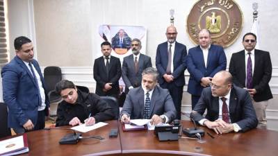 وزير العمل يُسلم عقود عمل لذوي همم للعمل بـ"شركة أسواق تجارية"