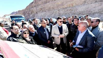 وزير الإسكان يتفقد مشروع ازدواج ورفع كفاءة طريق مطار سانت كاترين.. ومحطة محولات الكهرباء