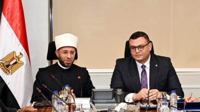 وزيرا الإسكان والأوقاف يناقشان عدداً من الموضوعات المشتركة بين الوزارتين