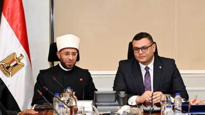 وزيرا الإسكان والأوقاف يناقشان عدداً من الموضوعات المشتركة بين الوزارتين