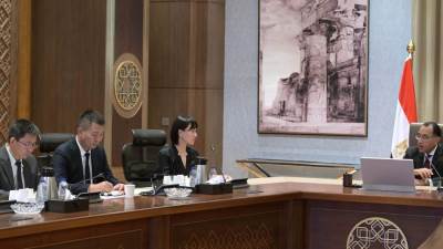 رئيس الوزراء يلتقي رئيسة مجلس إدارة مجموعة "نيو هوب" الصينية لاستعراض فرص الاستثمار المُتاحة بمجال الزراعة والأمن الغذائي