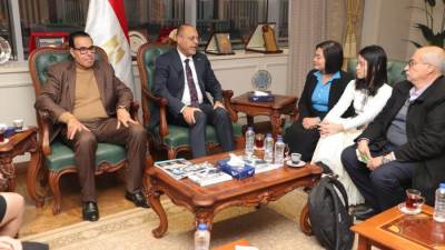 وزير العمل يلتقي وفداً من الاتحاد الوطني للملابس والمنسوجات الفيتنامي