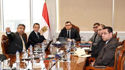 وزير الإسكان يناقش مقترحات تطوير الأداء وتعظيم الاستفادة من أصول هيئة المجتمعات العمرانية الجديدة