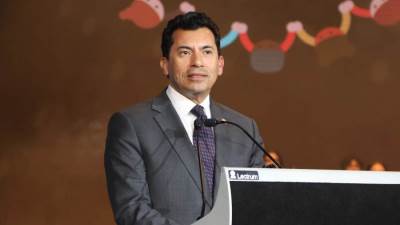 وزير الرياضة يتسلم الكرة الذهبية العالمية لمانحى الامل