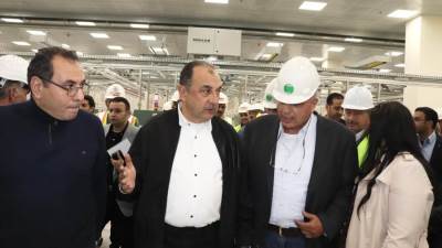 وزير قطاع الأعمال في جولة ميدانية بشركة "غزل المحلة" لمتابعة سير العمل ومشروعات التطوير