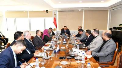 وزير الإسكان يتابع سير العمل بقطاع الشئون المالية والإدارية والموارد البشرية بهيئة المجتمعات العمرانية