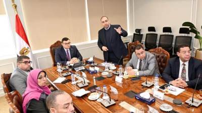 الشربيني يوجه بوضع رؤية استراتيجية متكاملة لتحقيق الاتزان المالي بين الإيرادات والمصروفات.. ورصد التدفقات المالية بشكل دورى