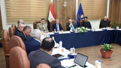 رئيس هيئة الدواء يبحث التحديات التي تواجه الشركات مع جهاز الدمغة الطبية