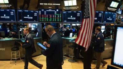 مؤشرات الأسهم الأمريكية تفتتح على انخفاض مع تراجع أسهم شركات الرقائق الإلكترونية